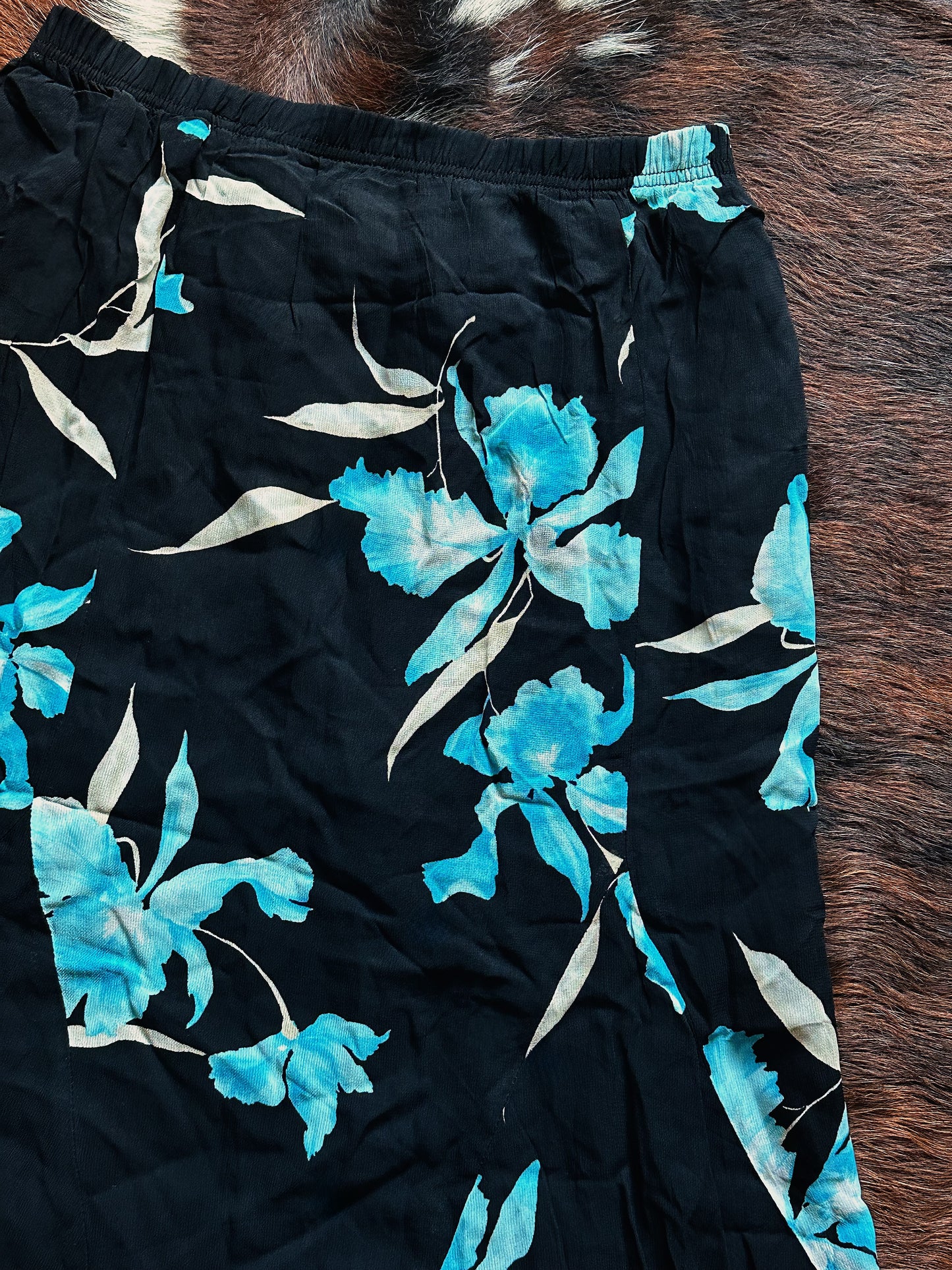 Gonna Vintage in Viscosa Nera con Stampa Floreale Azzurra