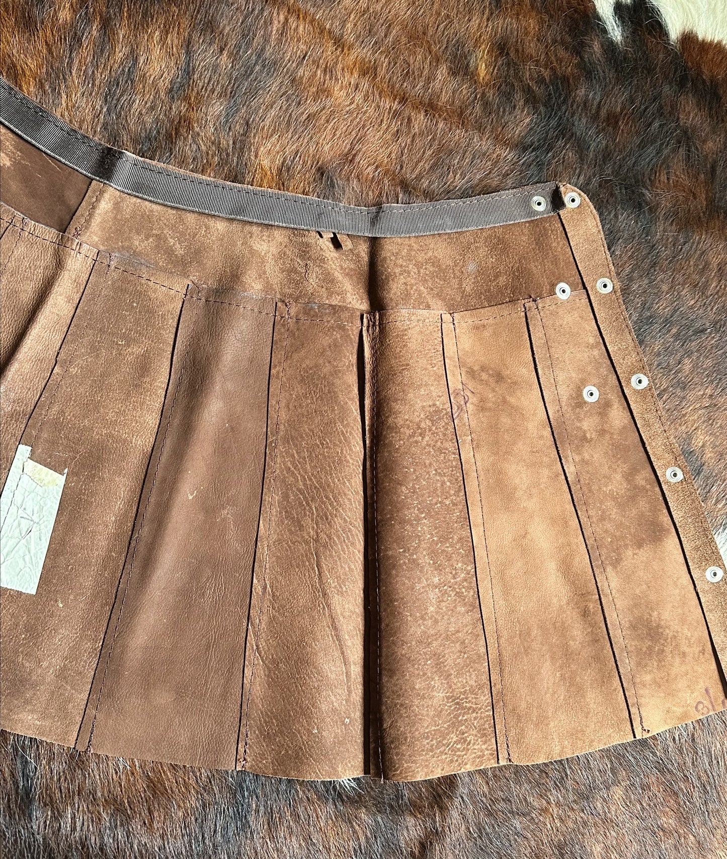 Gonna Mini in Vera Pelle Scamosciata Marrone – Bottoni a Pressione e Pannelli Verticali