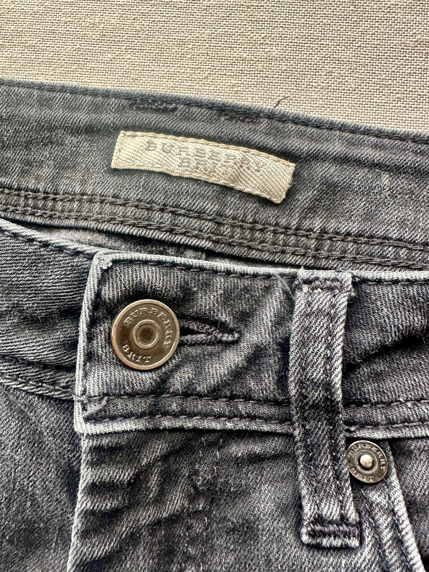 Jeans neri Burberry con logo ricamato