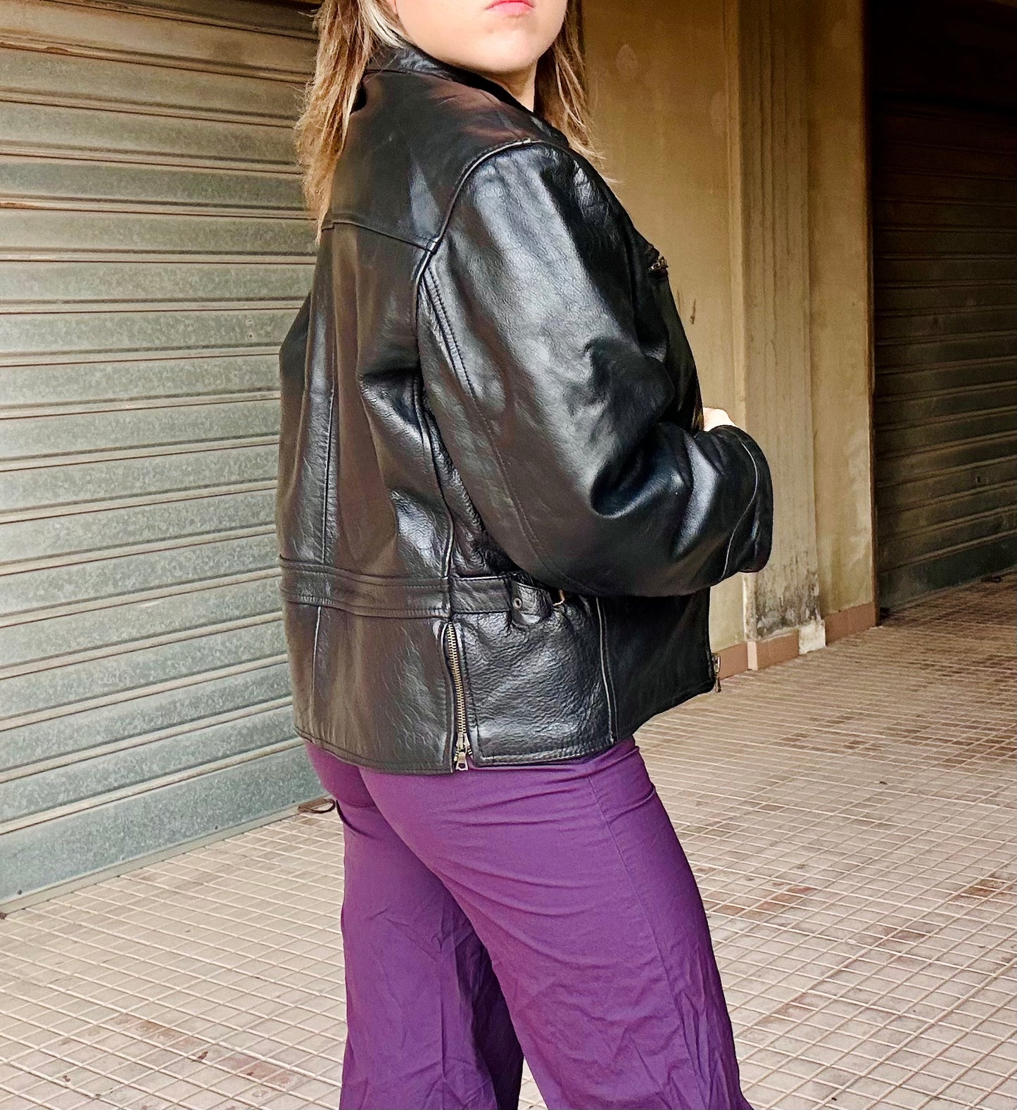 Giacca in pelle nera con cinghie