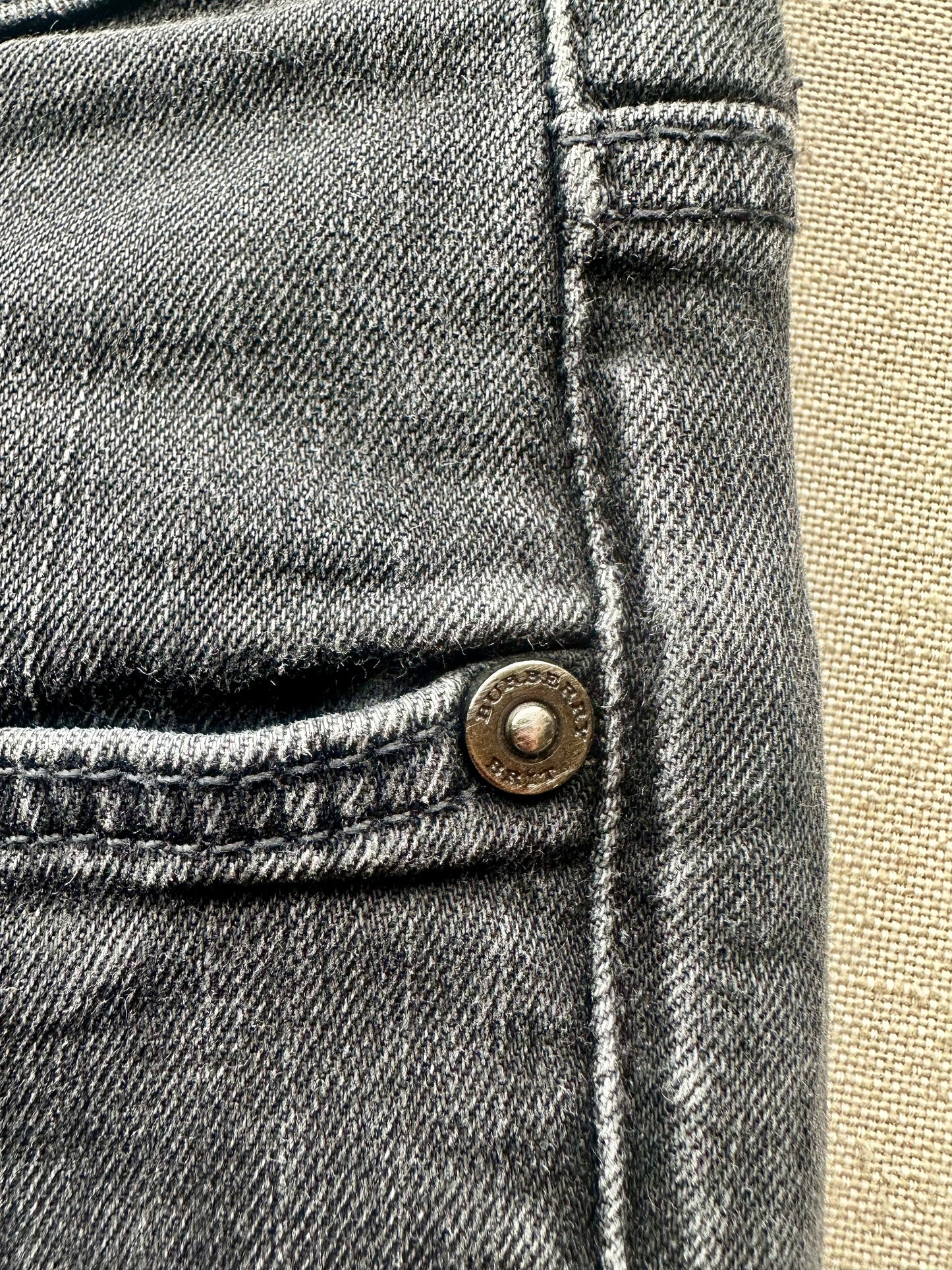 Jeans neri Burberry con logo ricamato