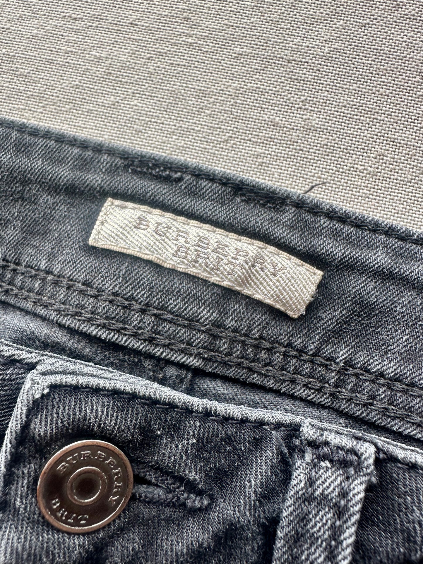Jeans neri Burberry con logo ricamato