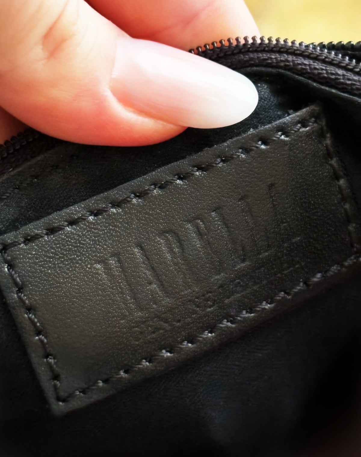 MARELLA– Borsa vintage in pelle nera con impunture a contrasto