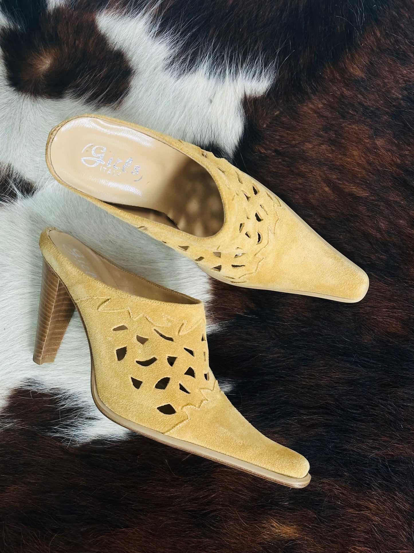 Mules Vintage in Camoscio Giallo Ocra con Intagli – Made in Italy | Taglia 38