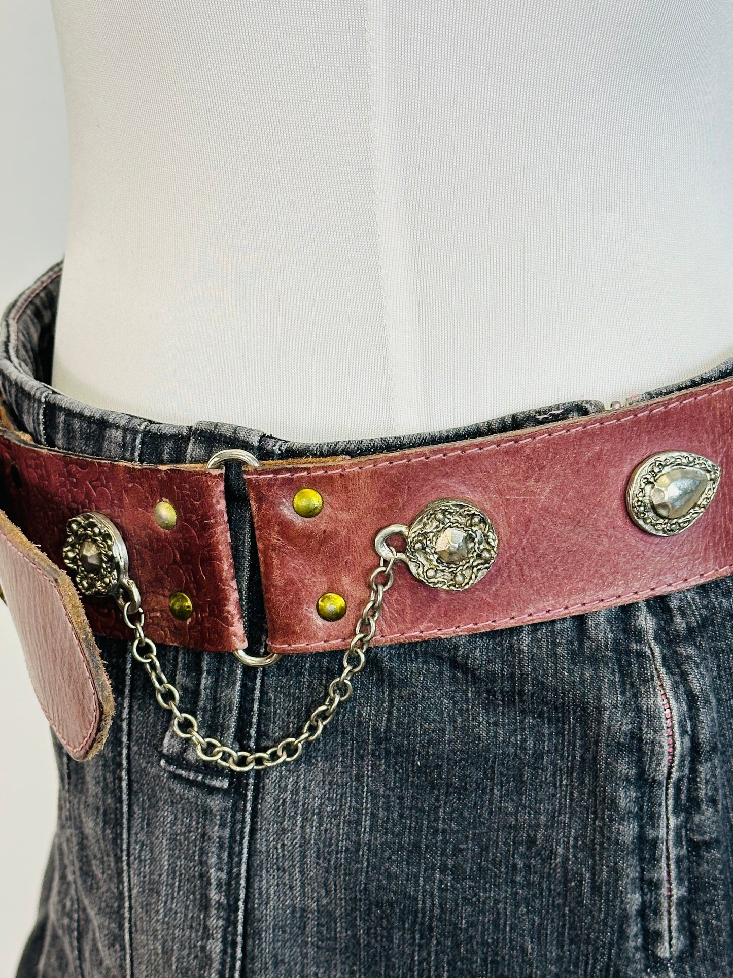 Cintura anni 2000 Vintage in Pelle Borchiata con Catena – Western Glam Revival