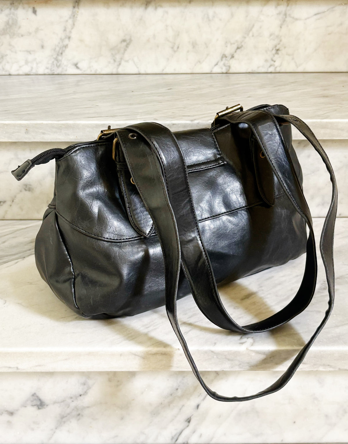 Borsa vintage Y2K in pelle nera con fibbie e tasche – 2000s Buckle Shoulder Bag