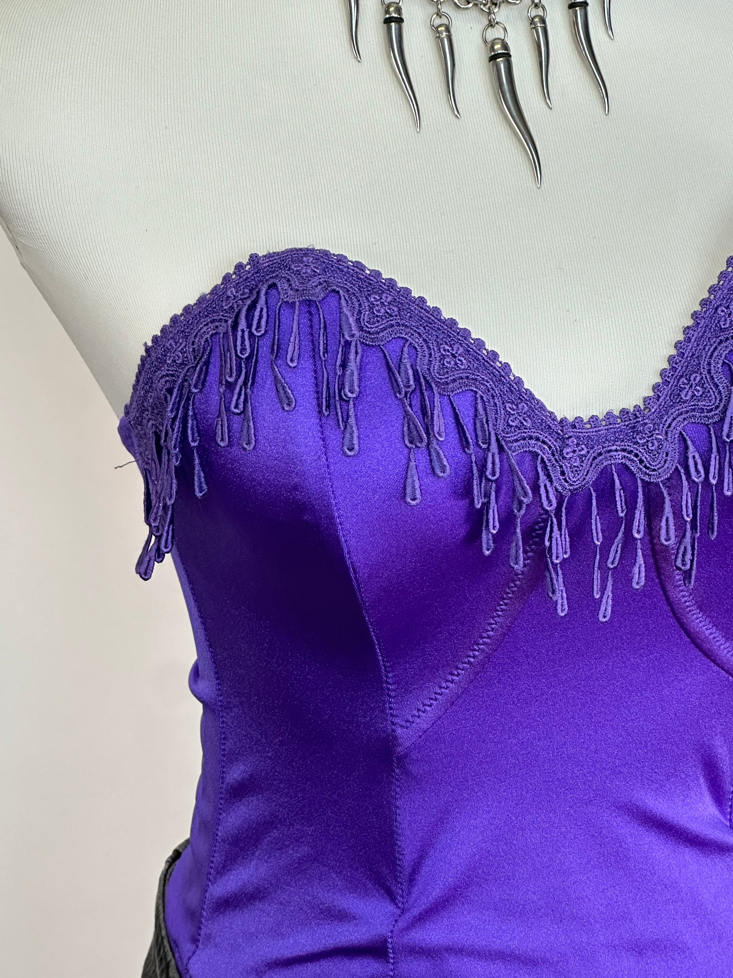 Top bustier vintage elasticizzato viola con ricami a goccia