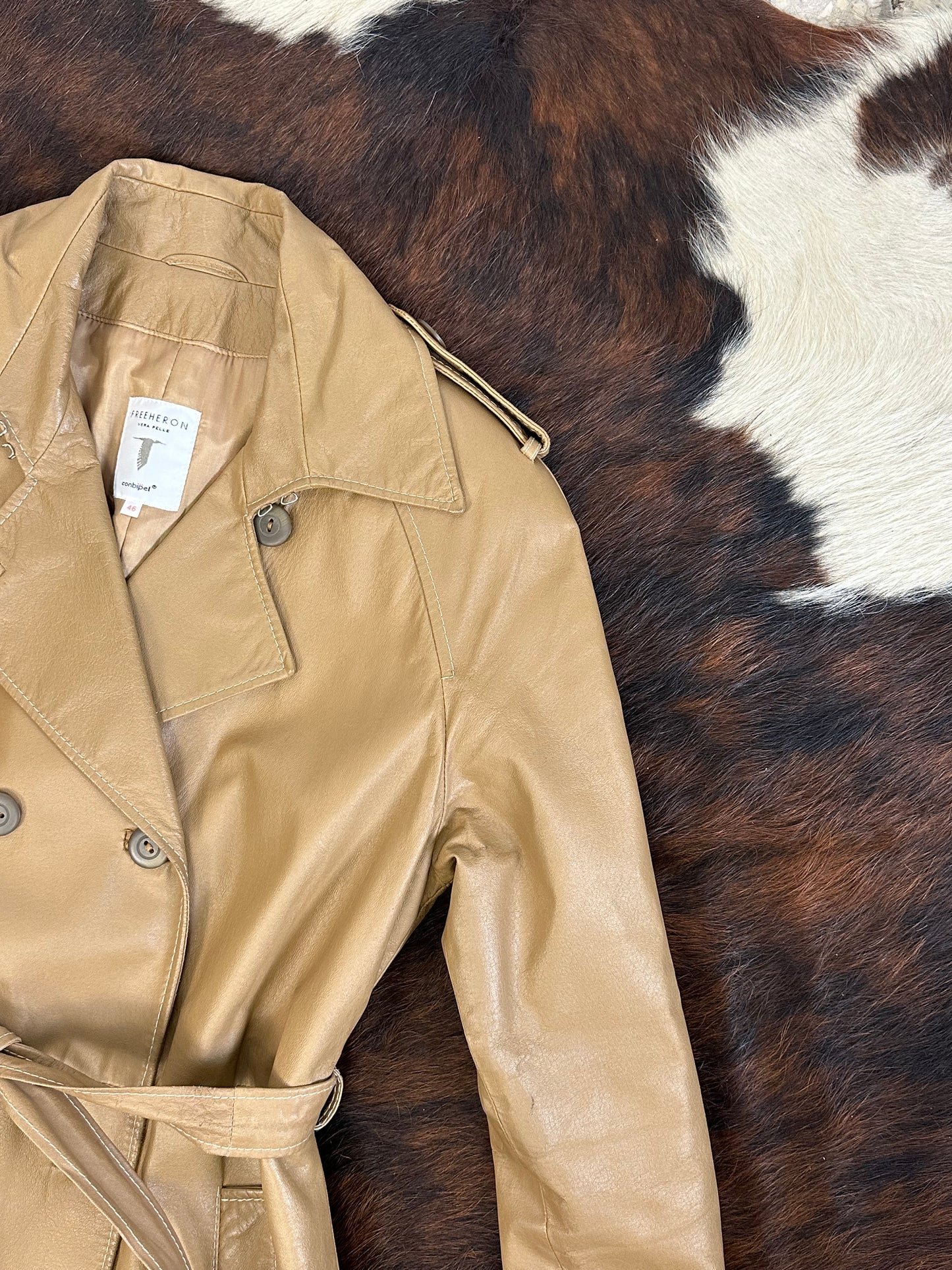 Trench in vera pelle color cammello