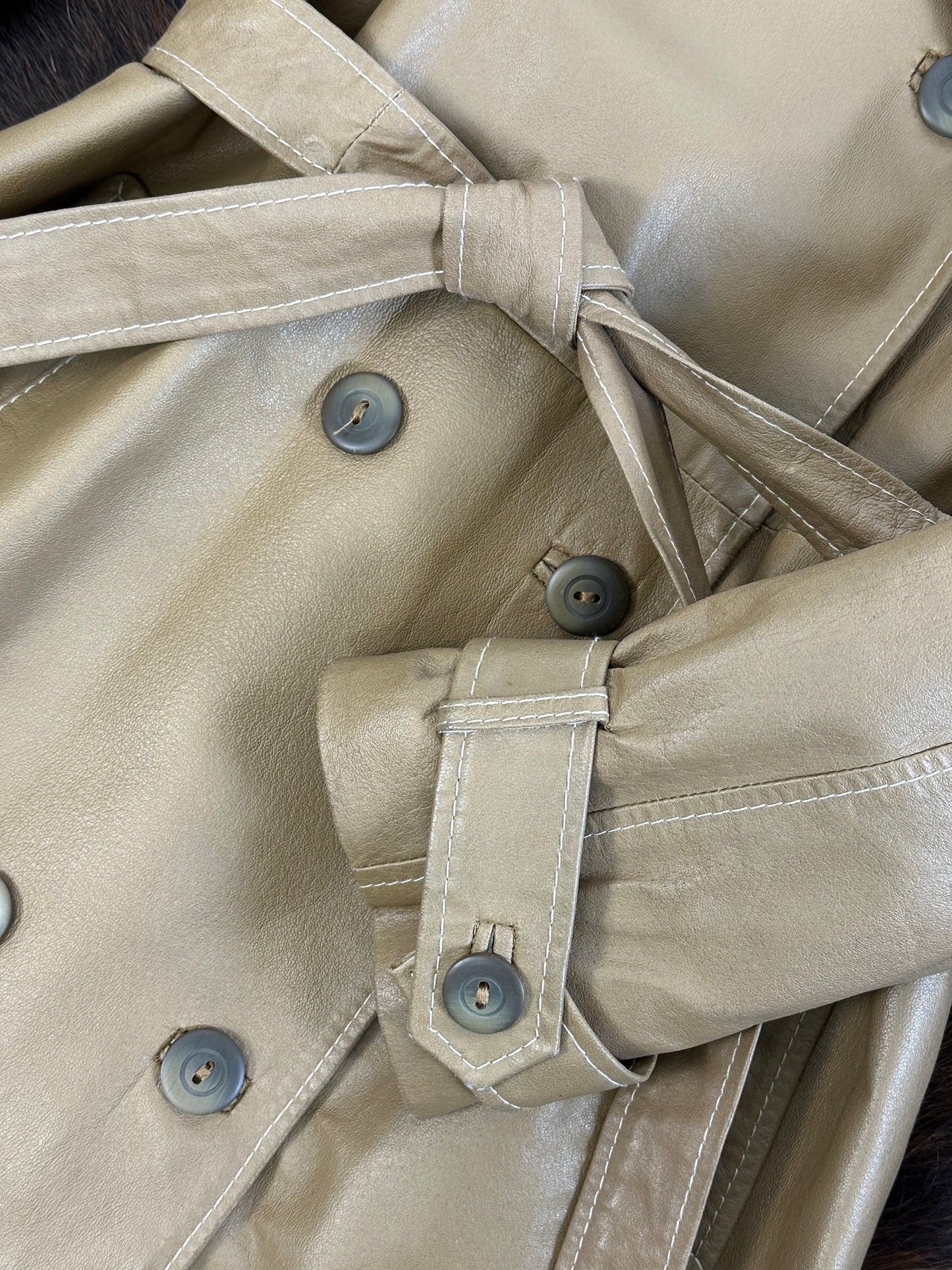 Trench in vera pelle color cammello