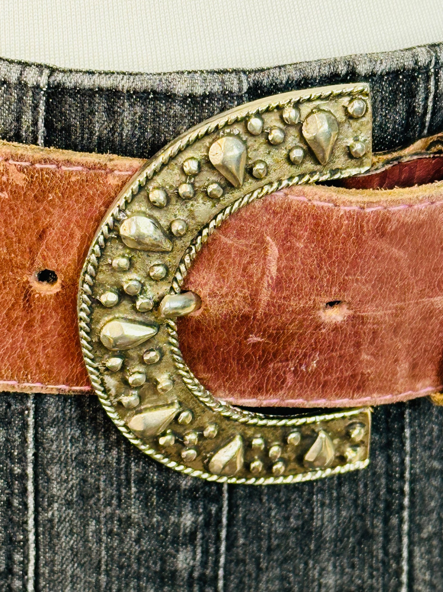 Cintura anni 2000 Vintage in Pelle Borchiata con Catena – Western Glam Revival