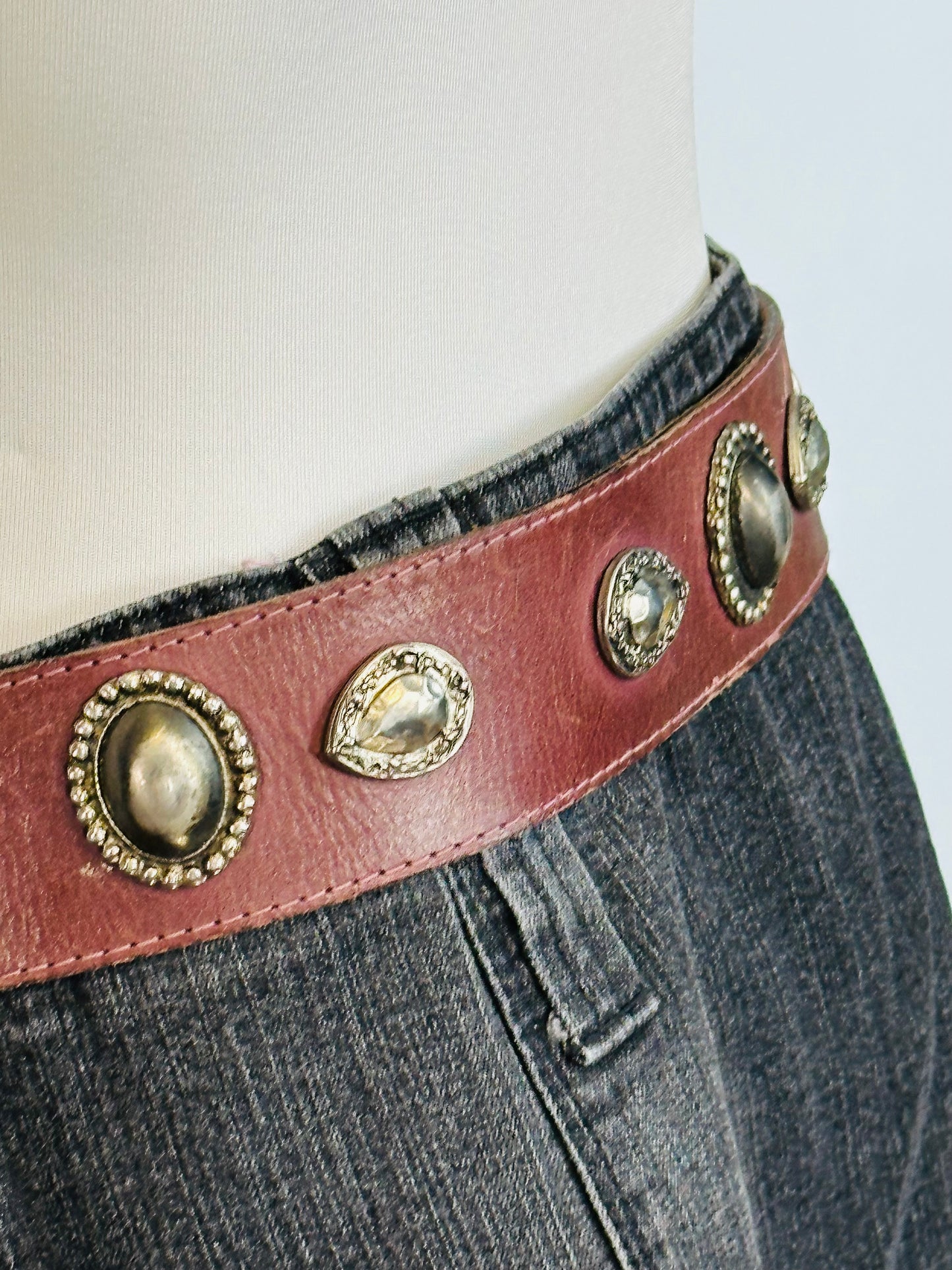 Cintura anni 2000 Vintage in Pelle Borchiata con Catena – Western Glam Revival
