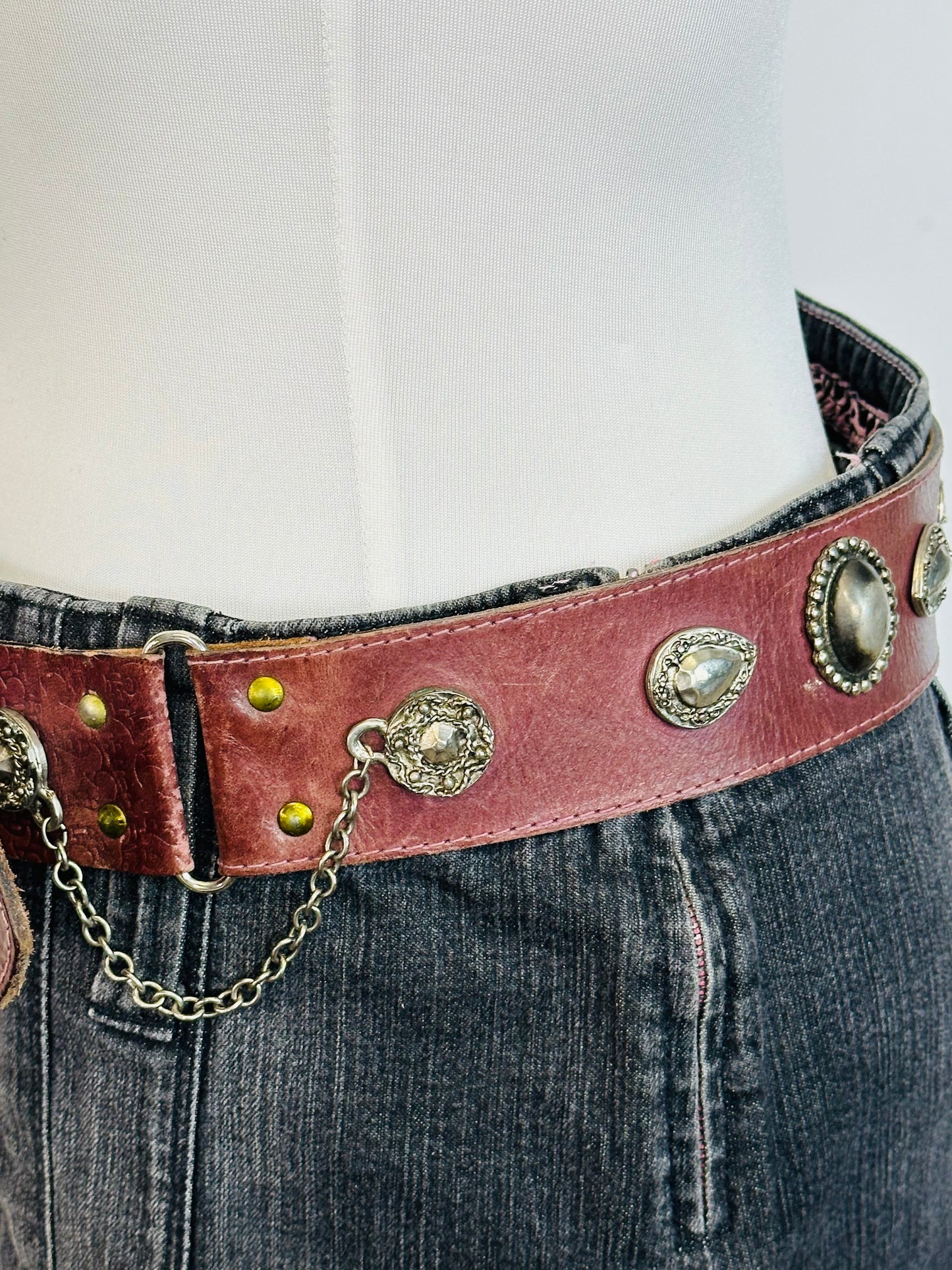 Cintura anni 2000 Vintage in Pelle Borchiata con Catena – Western Glam Revival