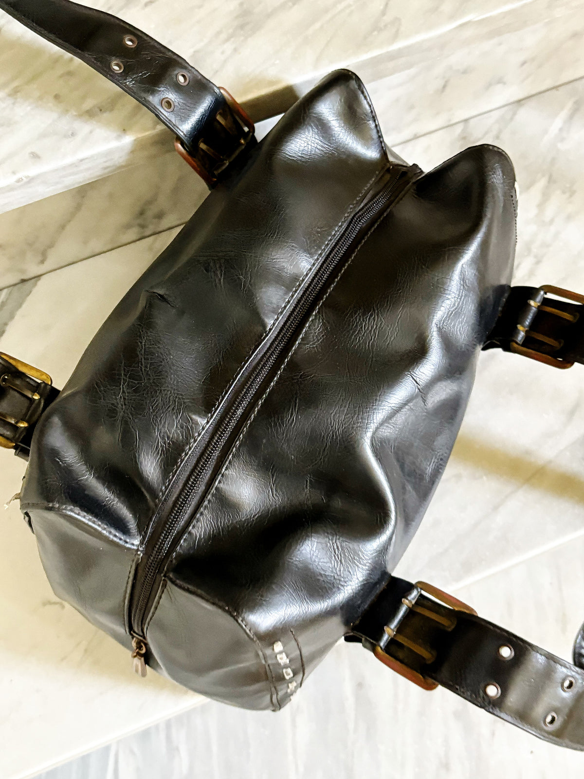 Borsa vintage Y2K in pelle nera – Bowling Bag con fibbie e cuciture a contrasto