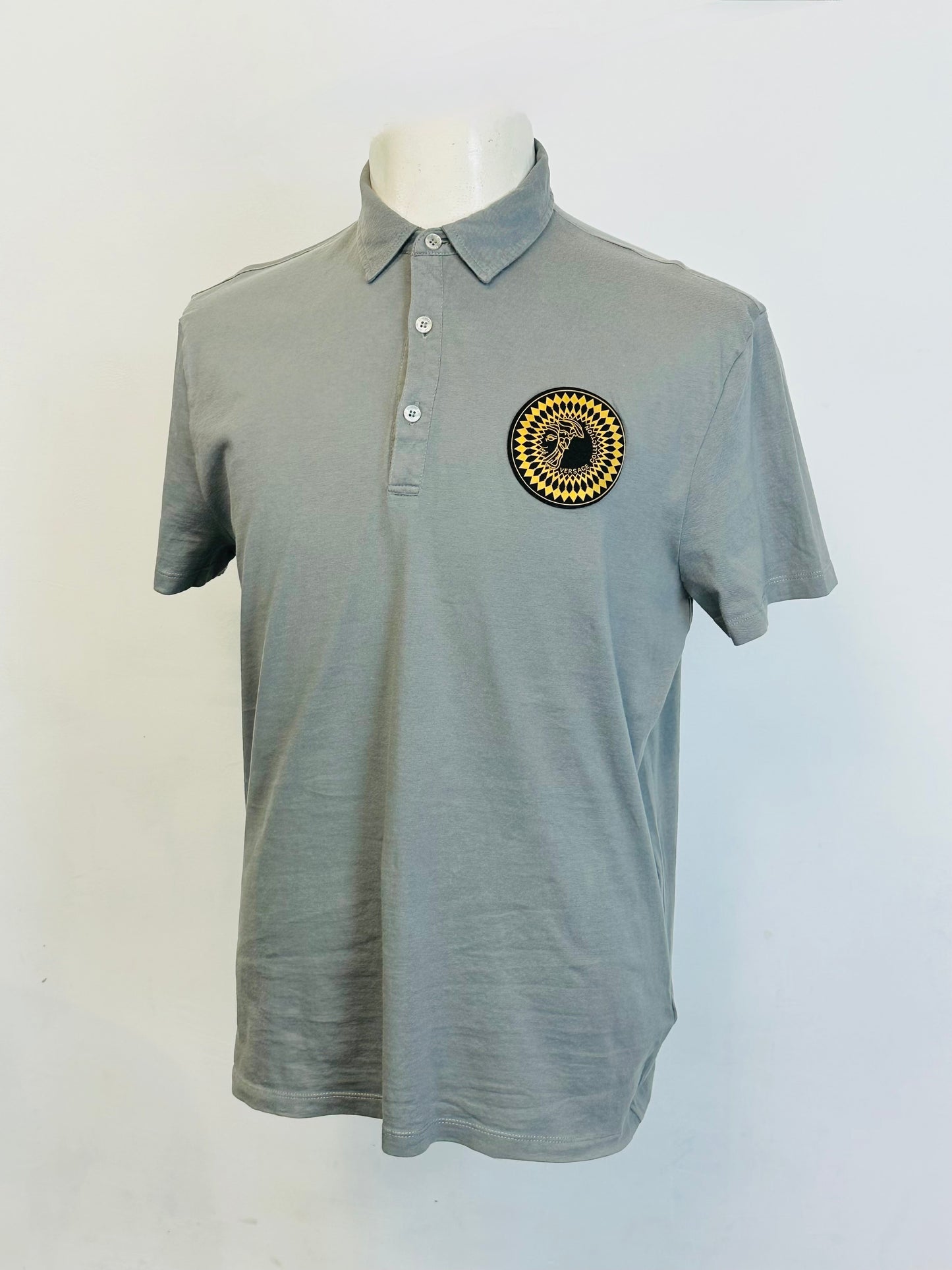 VERSACE COLLECTION – Polo color grigio con Patch dorato di Medusa stilizzata | XXL