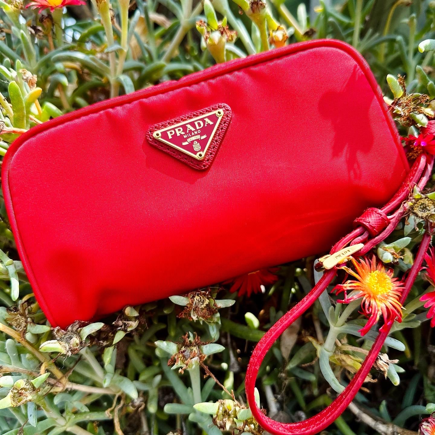 PRADA - Necessaire in Re-Nylon rossa
