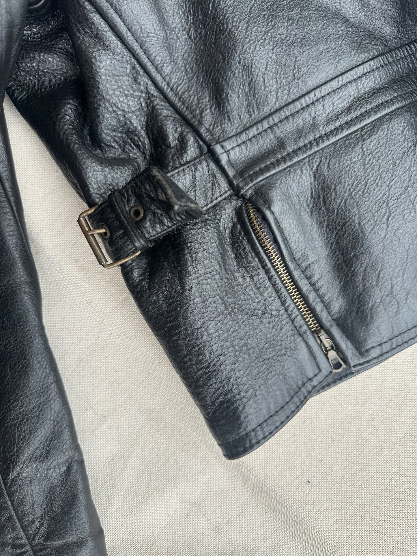 Giacca in pelle nera con cinghie