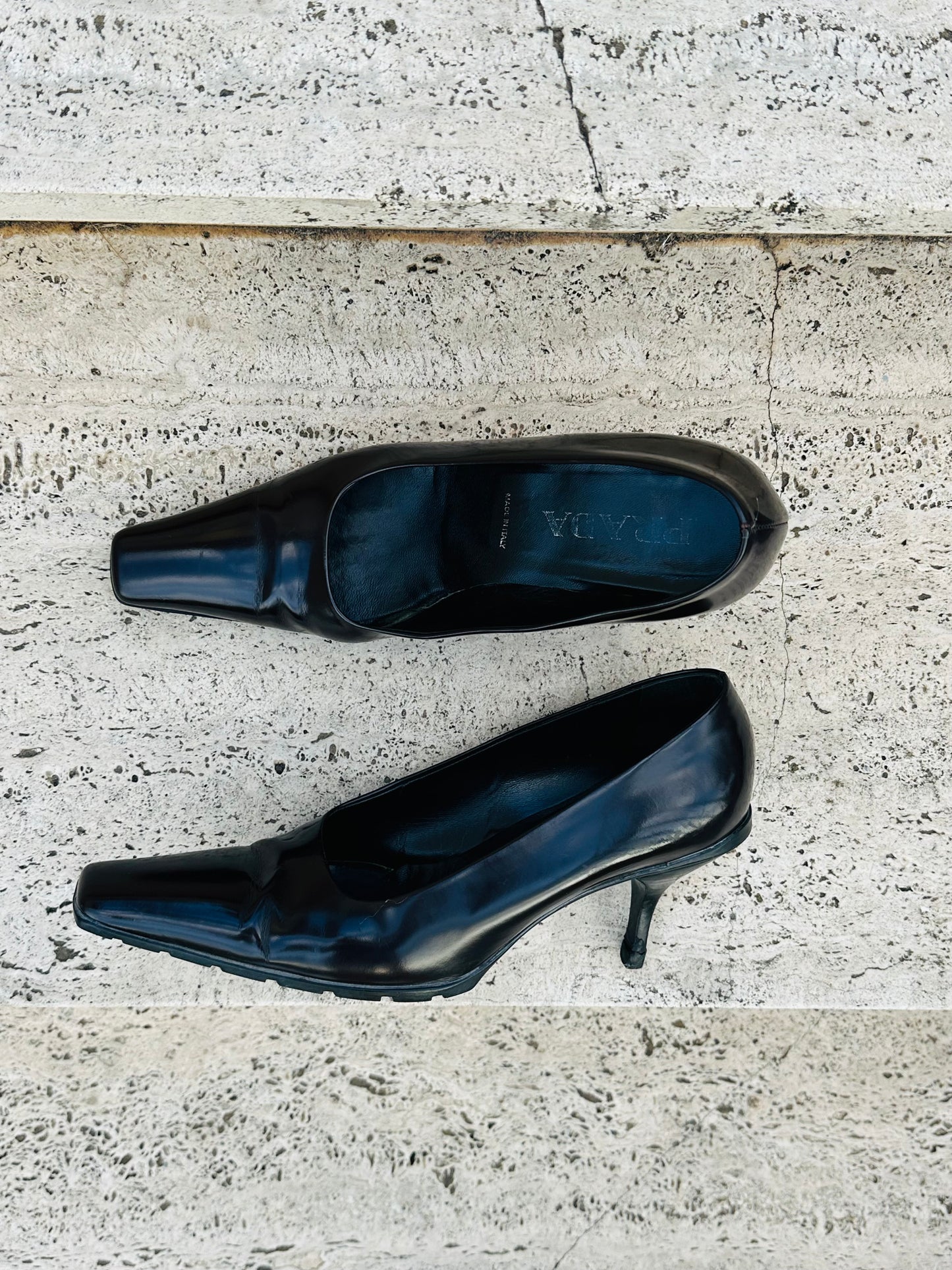 PRADA -  Décolleté in Vernice – Punta Squadrata e Tacco Medio | Taglia 37