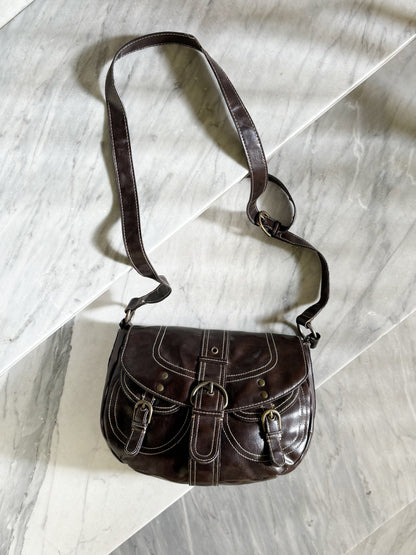 Vintage Y2K Brown Buckle Shoulder Bag – Borsa a Tracolla Marrone con Fibbie e Cuciture a Contrasto