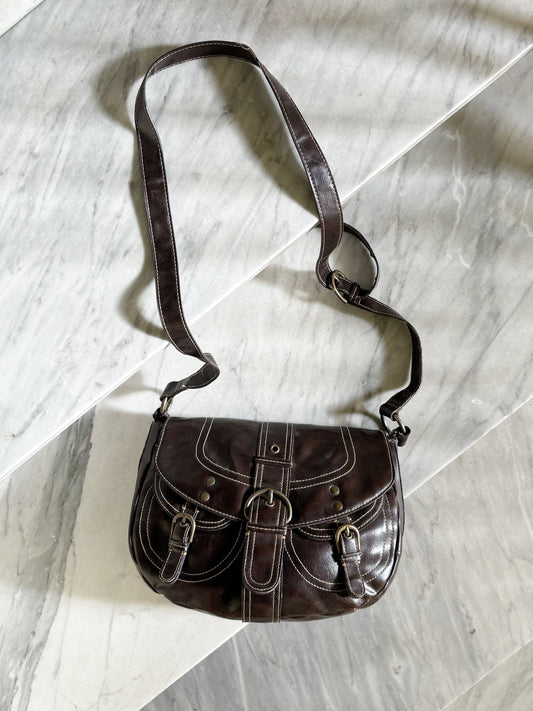 Vintage Y2K Brown Buckle Shoulder Bag – Borsa a Tracolla Marrone con Fibbie e Cuciture a Contrasto