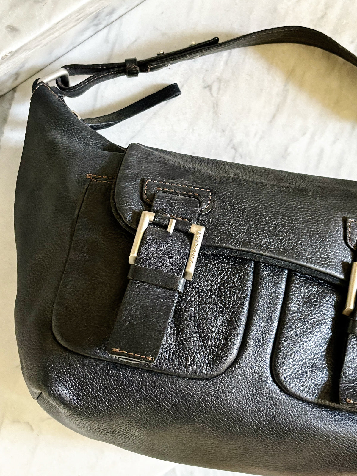 COCCINELLE- Borsa vintage a spalla in pelle nera con fibbie e tasche frontali