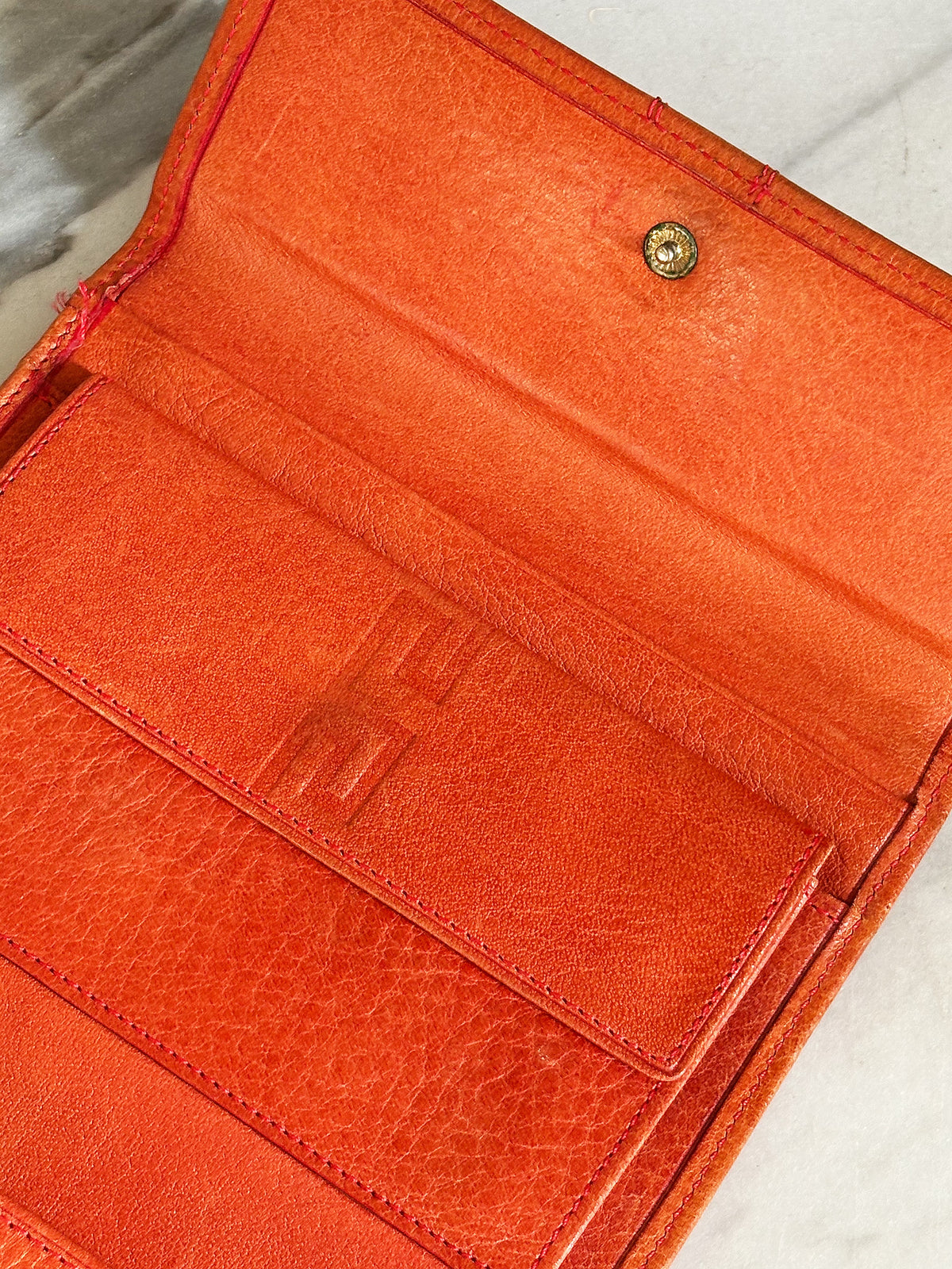 GIANNI VERSACE – Portafoglio in pelle arancio con motivo Greca vintage anni 90’