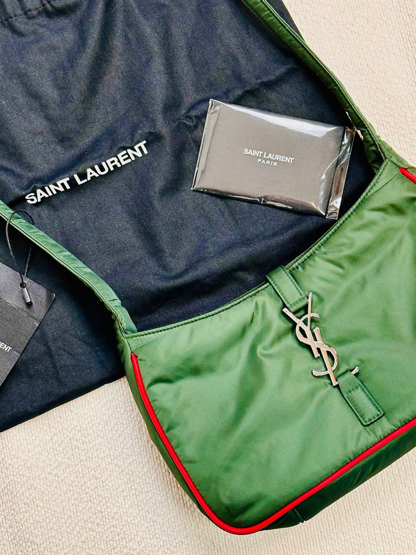 SAINT LAURENT PARIS - Borsa Shoulder in Nylon Verde Racing con profili rossi