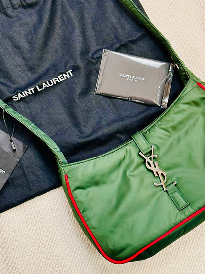 SAINT LAURENT PARIS - Borsa Shoulder in Nylon Verde Racing con profili rossi