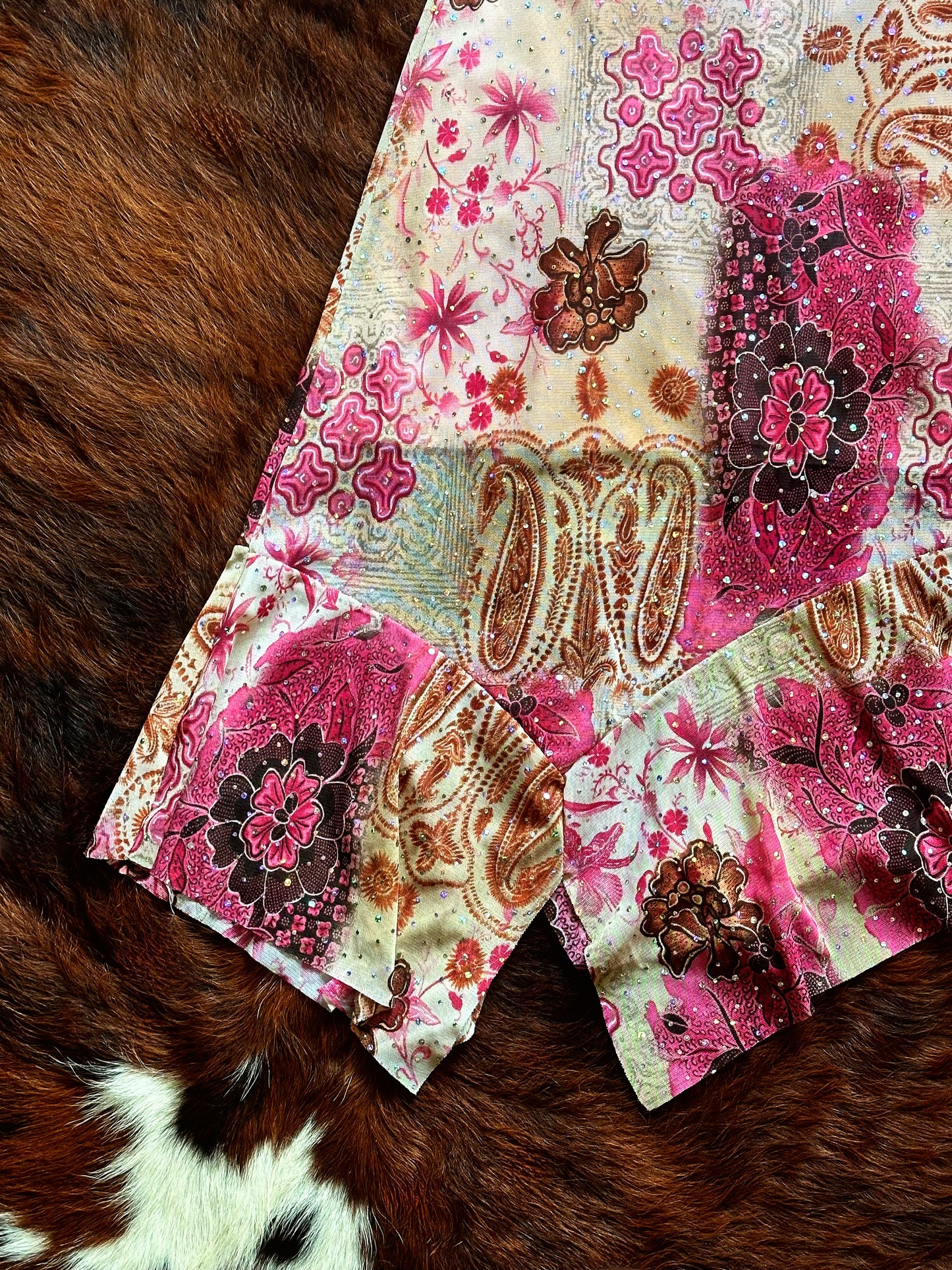 Gonna vintage patchwork con volant asimmetrico e glitter – Rosa & paisley Y2K