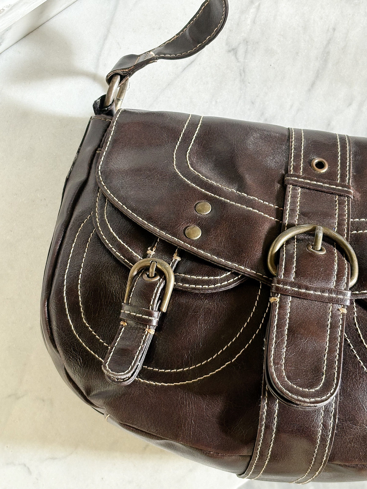 Vintage Y2K Brown Buckle Shoulder Bag – Borsa a Tracolla Marrone con Fibbie e Cuciture a Contrasto