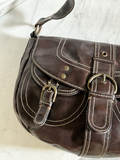 Vintage Y2K Brown Buckle Shoulder Bag – Borsa a Tracolla Marrone con Fibbie e Cuciture a Contrasto