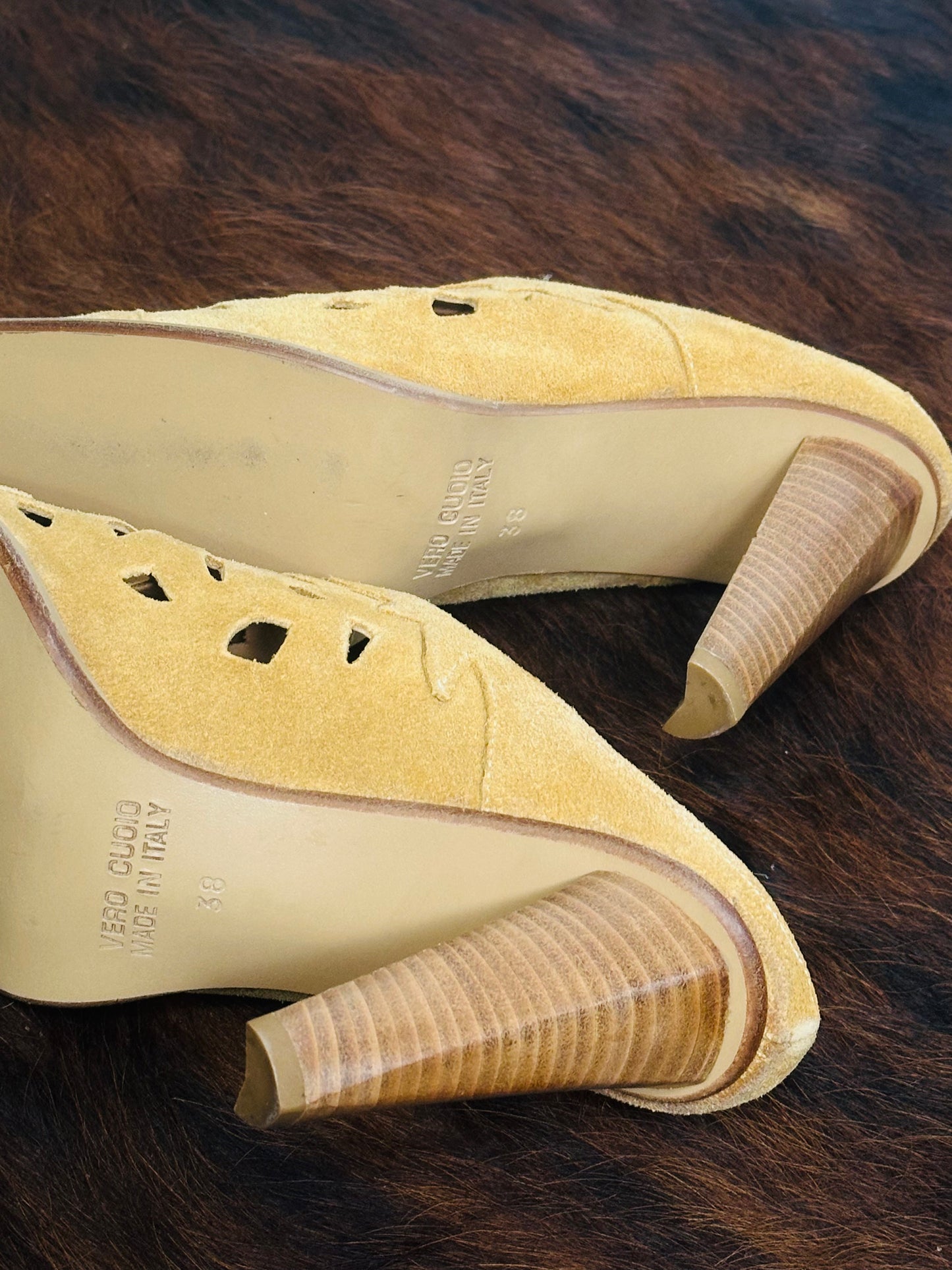 Mules Vintage in Camoscio Giallo Ocra con Intagli – Made in Italy | Taglia 38