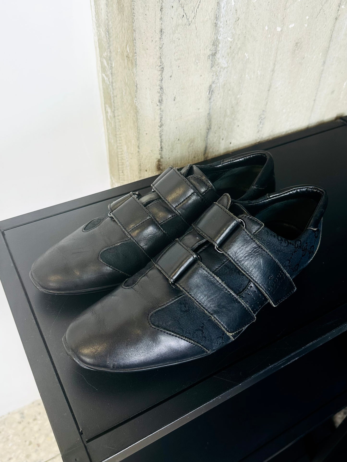 GUCCI - Sneakers Vintage con Doppio Strap – Pelle e Tela GG Monogram – Nero | Tg 40½