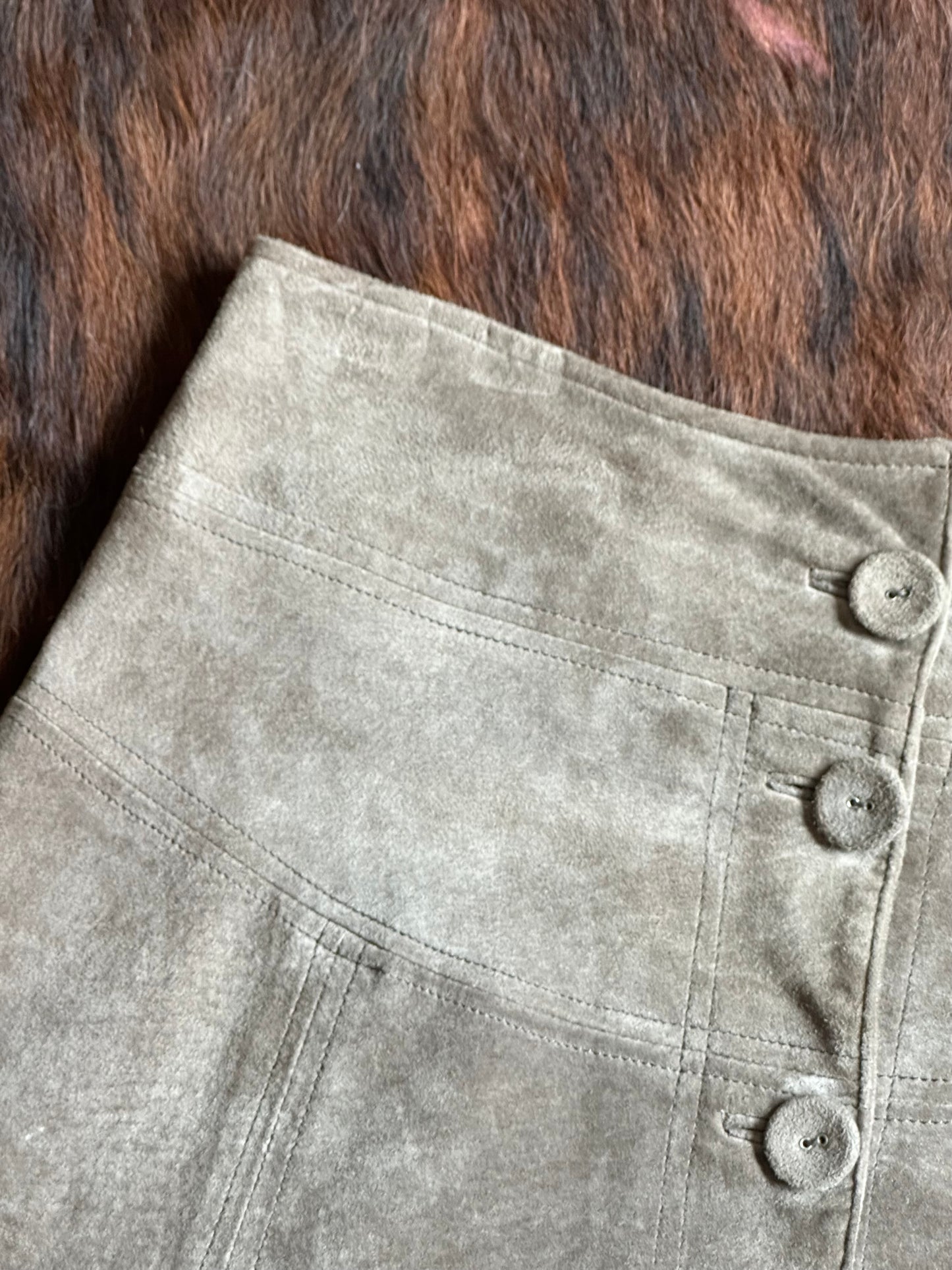 Gonna in Vera Pelle Scamosciata Beige – Linea A con Bottoni Frontali