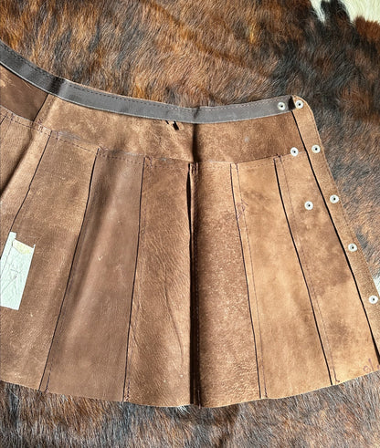 Gonna Mini in Vera Pelle Scamosciata Marrone – Bottoni a Pressione e Pannelli Verticali