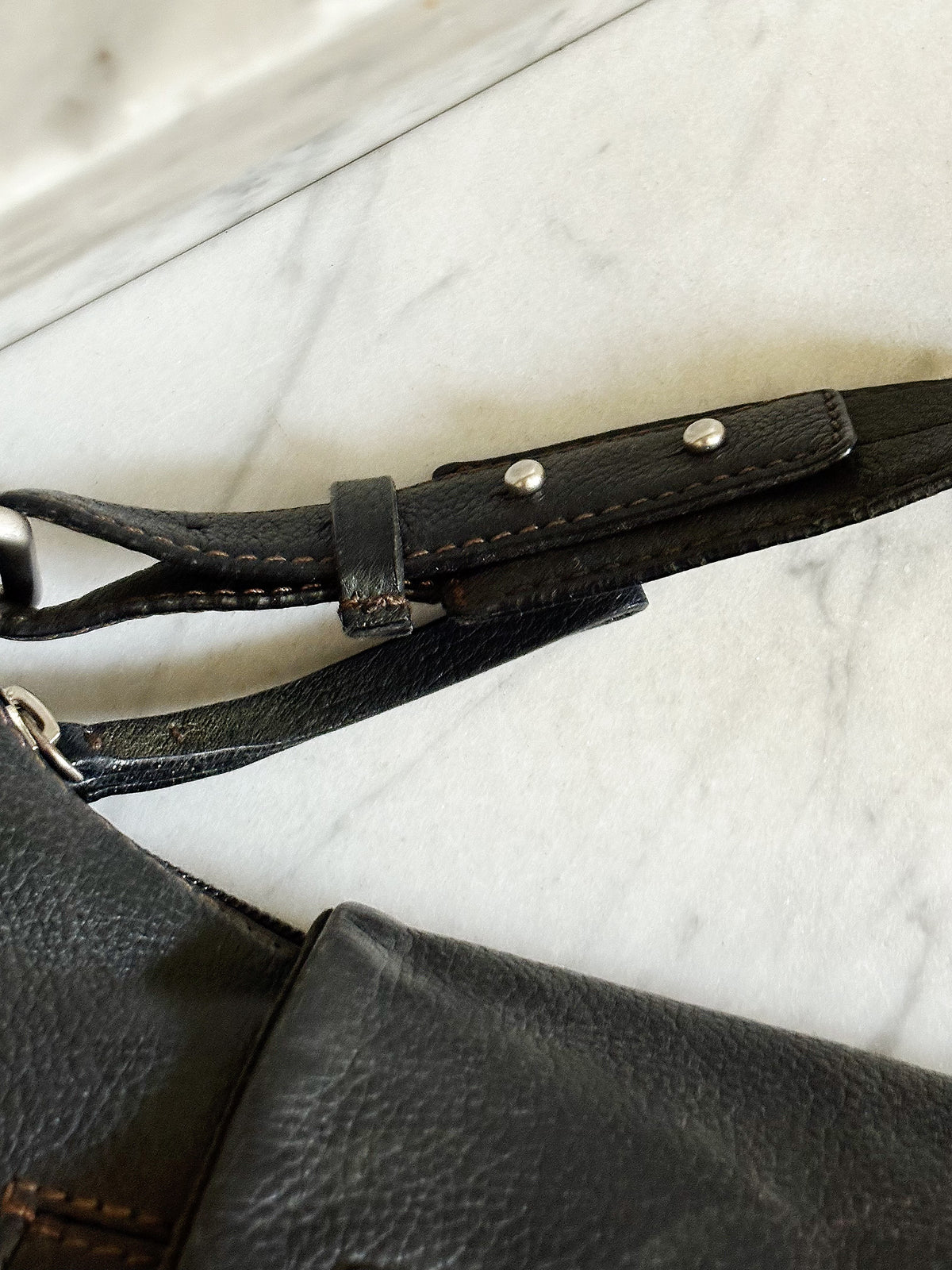 COCCINELLE- Borsa vintage a spalla in pelle nera con fibbie e tasche frontali