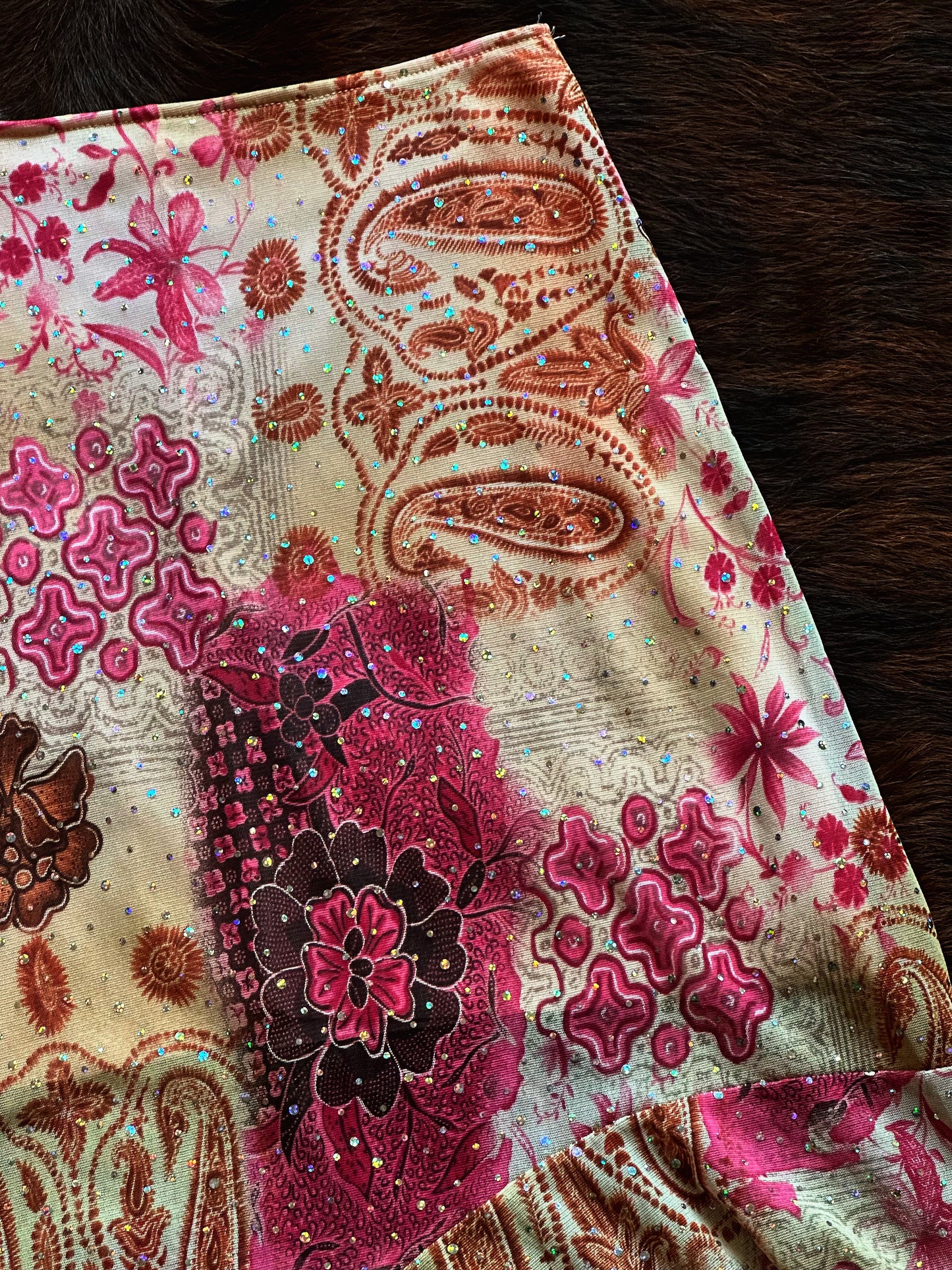 Gonna vintage patchwork con volant asimmetrico e glitter – Rosa & paisley Y2K