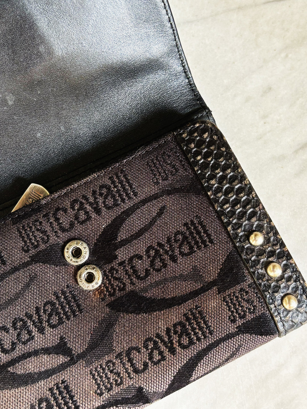 JUST CAVALLI - Portafoglio vintage Y2K monogram con borchie e dettagli animalier