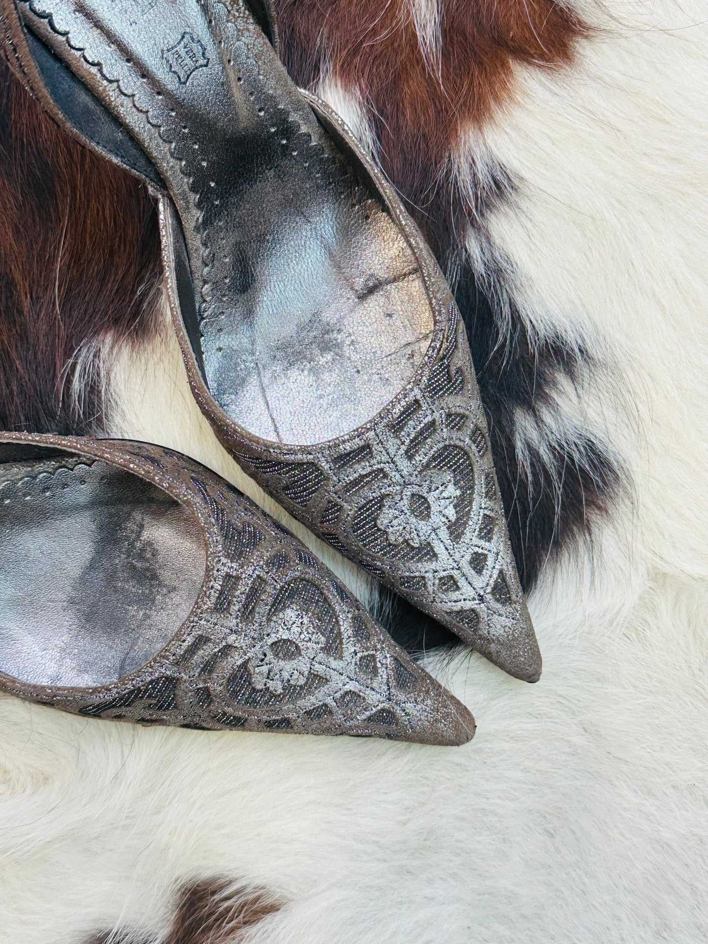 Décolleté vintage in pizzo lamé bronzo con tacco scolpito – Made in Italy