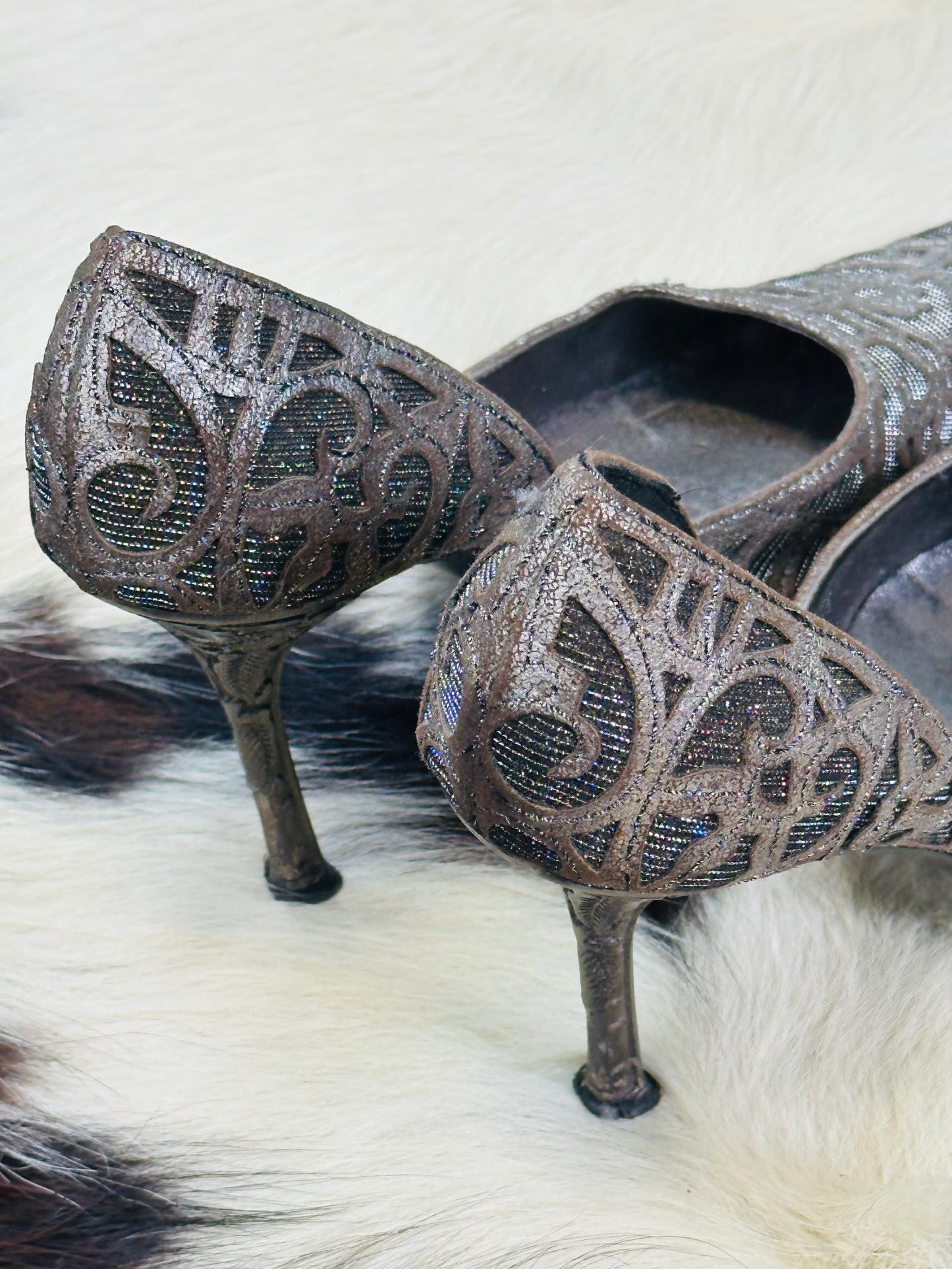 Décolleté vintage in pizzo lamé bronzo con tacco scolpito – Made in Italy