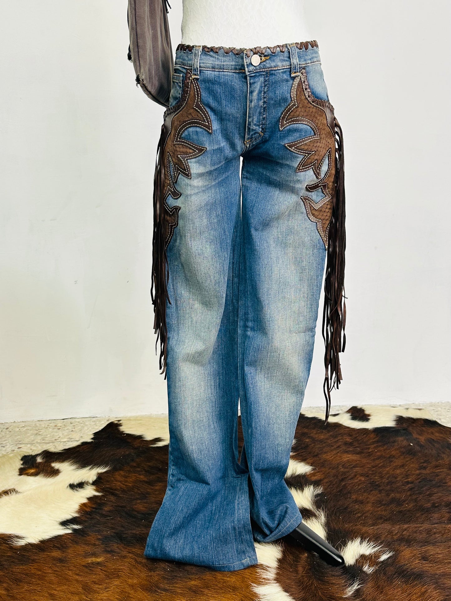 ￼ROBERTO CAVALLI - Jeans Western Revival in Denim e Pelle con Frange