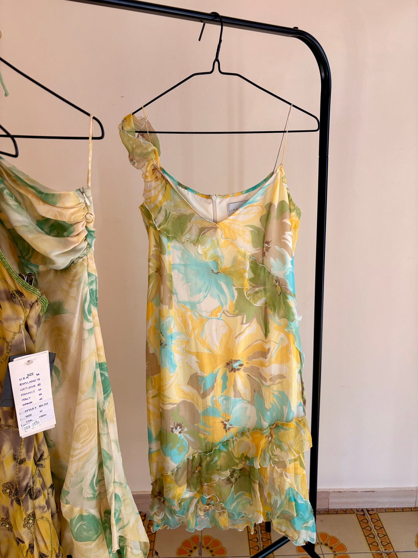 Abito in seta floreale con ruches asimmetriche – Y2K romantic mood