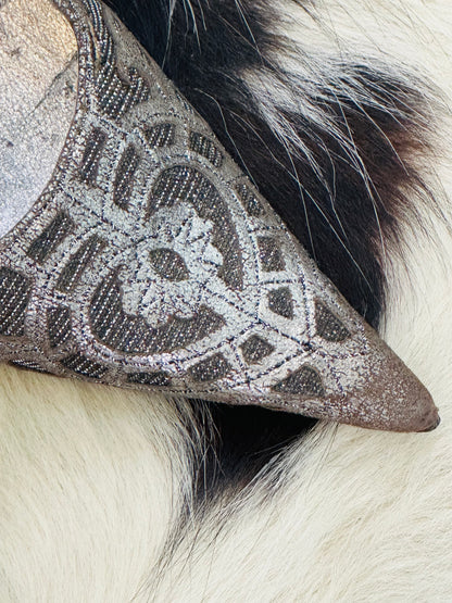 Décolleté vintage in pizzo lamé bronzo con tacco scolpito – Made in Italy