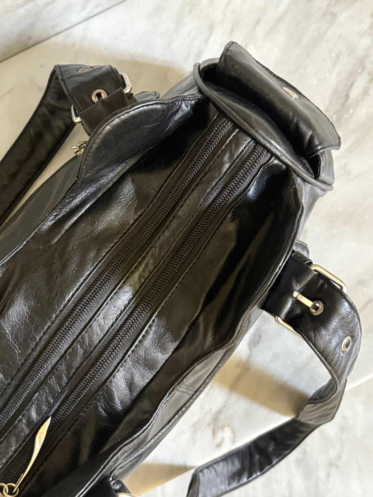 Borsa vintage in pelle nera Y2K con doppio manico e fibbie