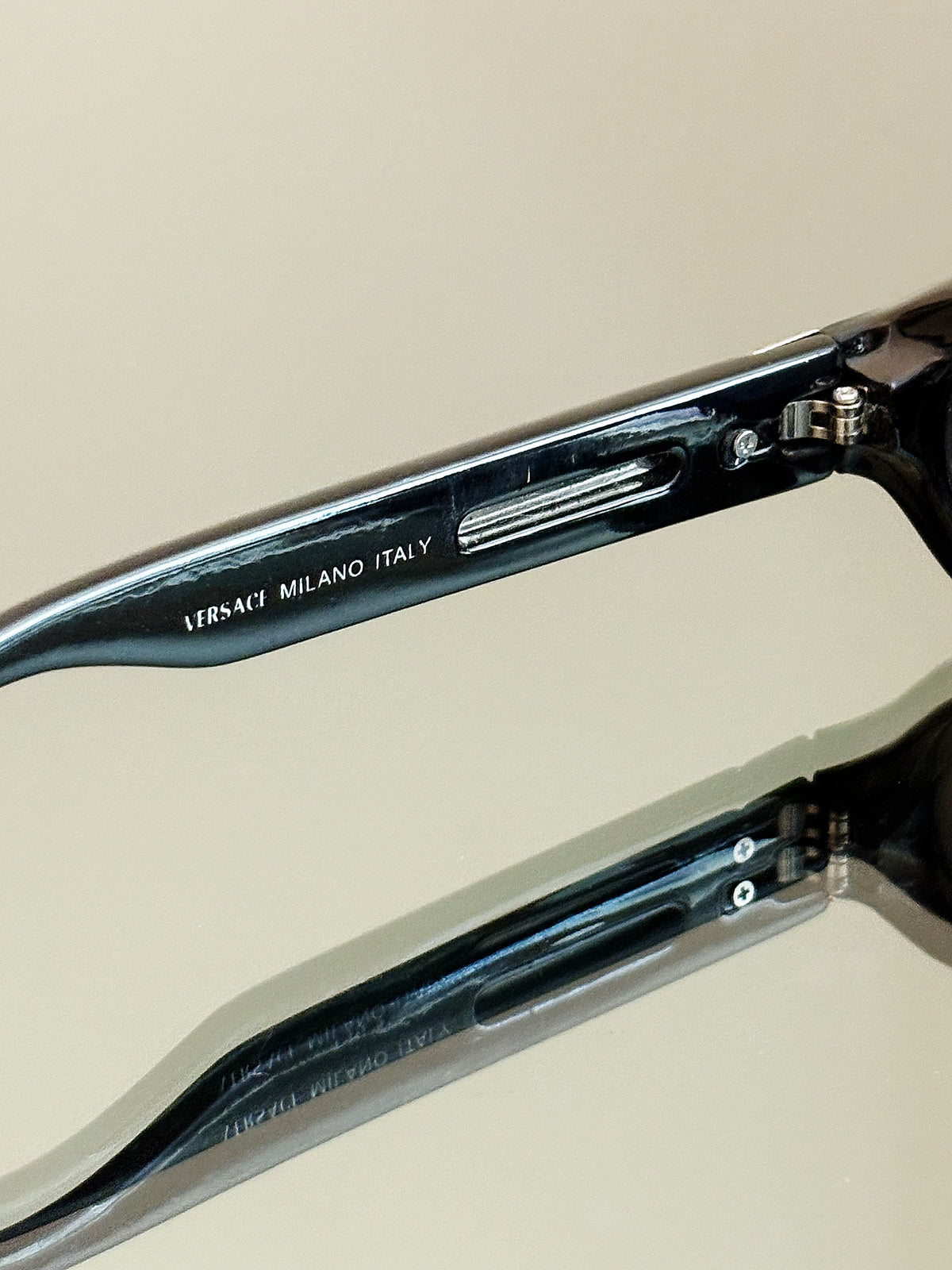 VERSACE - Occhiali da sole P-596 – montatura nera con dettagli metallici