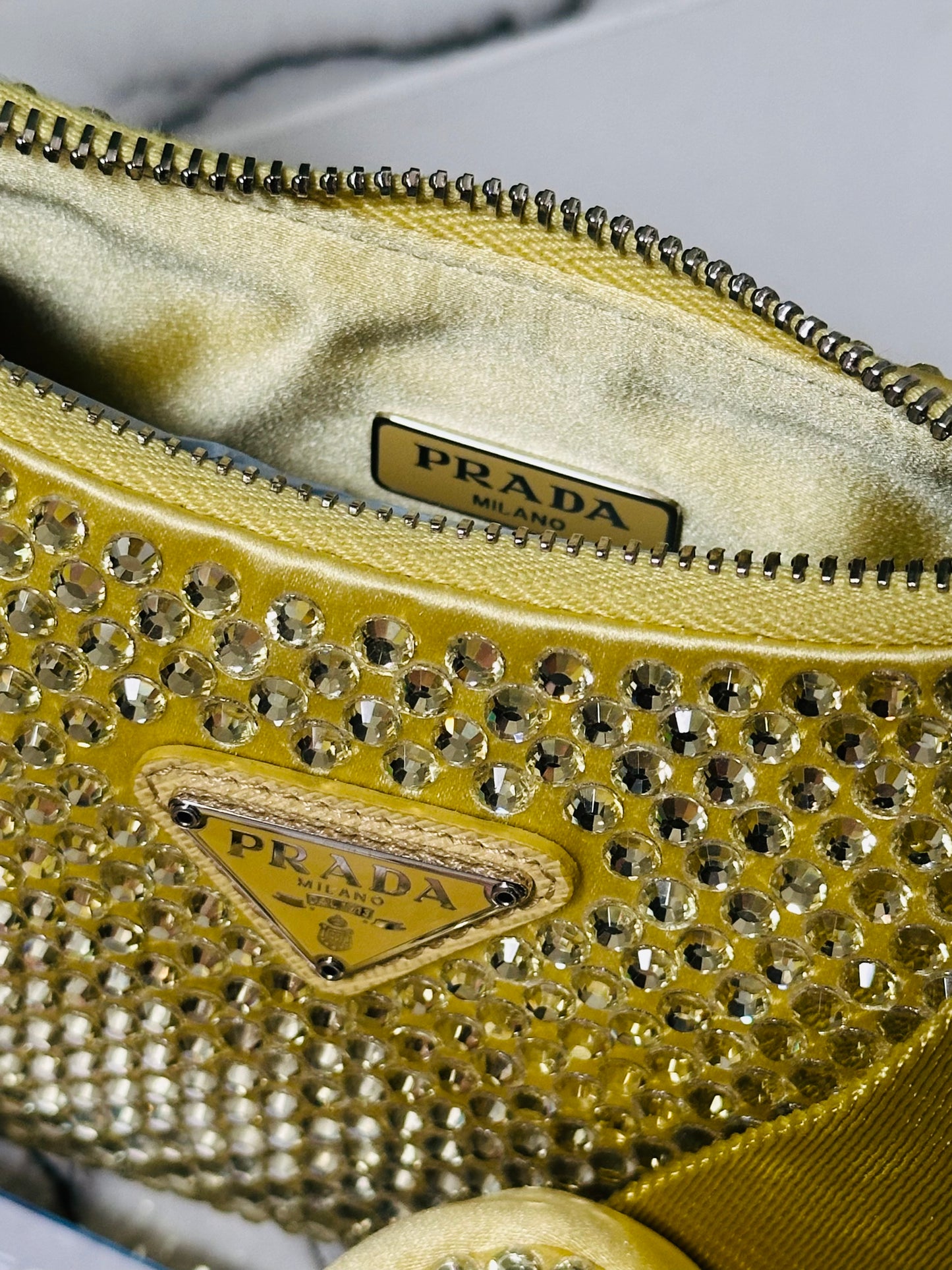 PRADA - Re-Edition 2005 Shoulder Bag – Satin Giallo con Cristalli