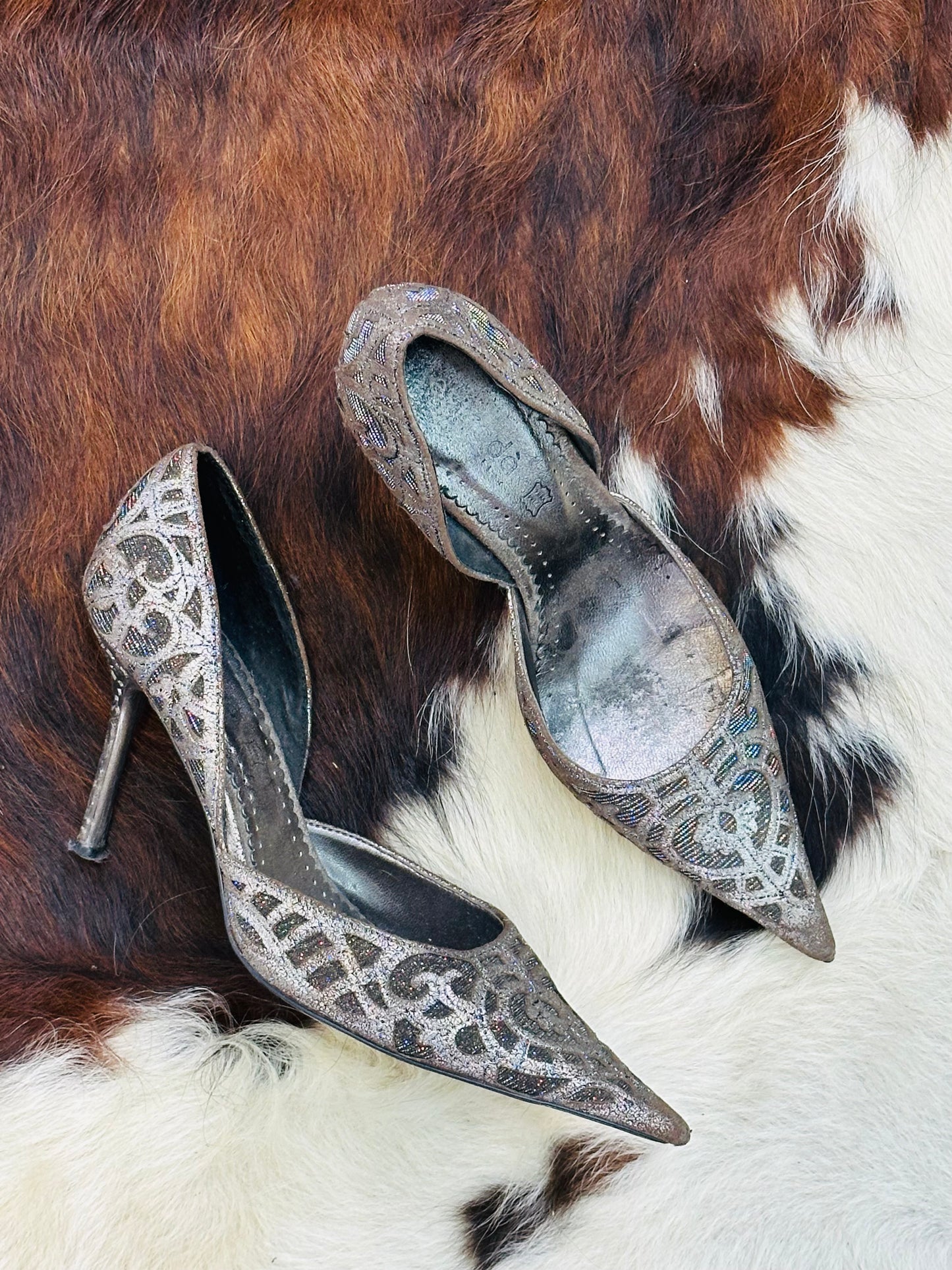 Décolleté vintage in pizzo lamé bronzo con tacco scolpito – Made in Italy