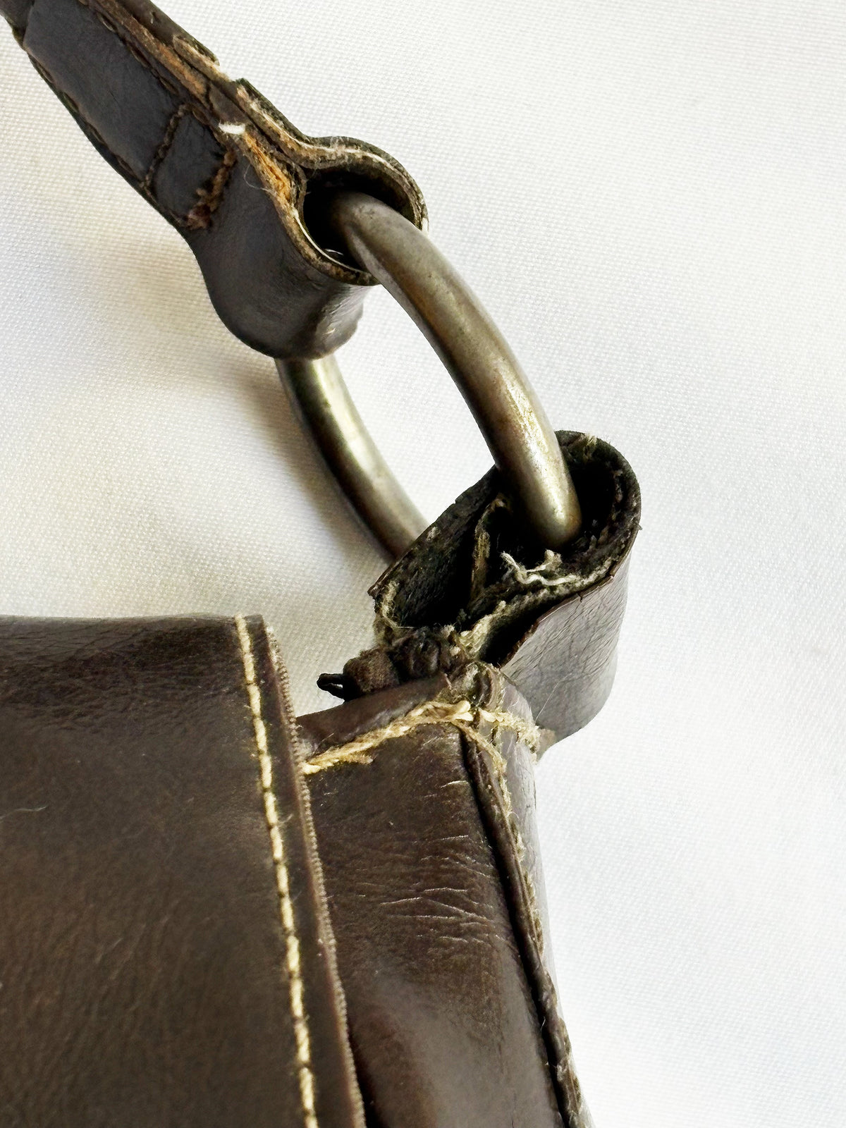 Vintage Y2K Brown Buckle Shoulder Bag – Borsa a Tracolla Marrone con Fibbie e Cuciture a Contrasto
