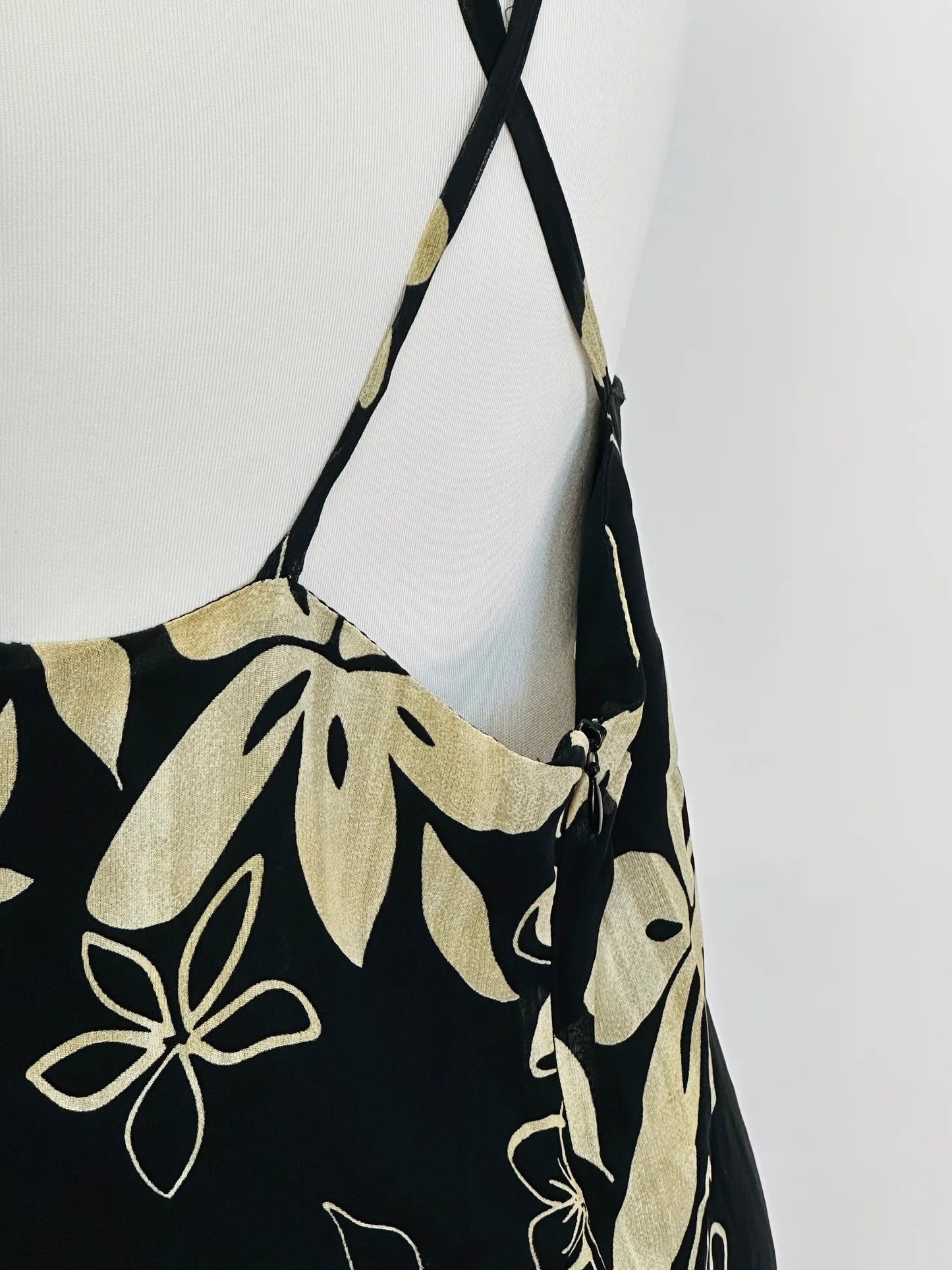 Abito vintage a fiori con spalline incrociate – stampa floreale tropicale