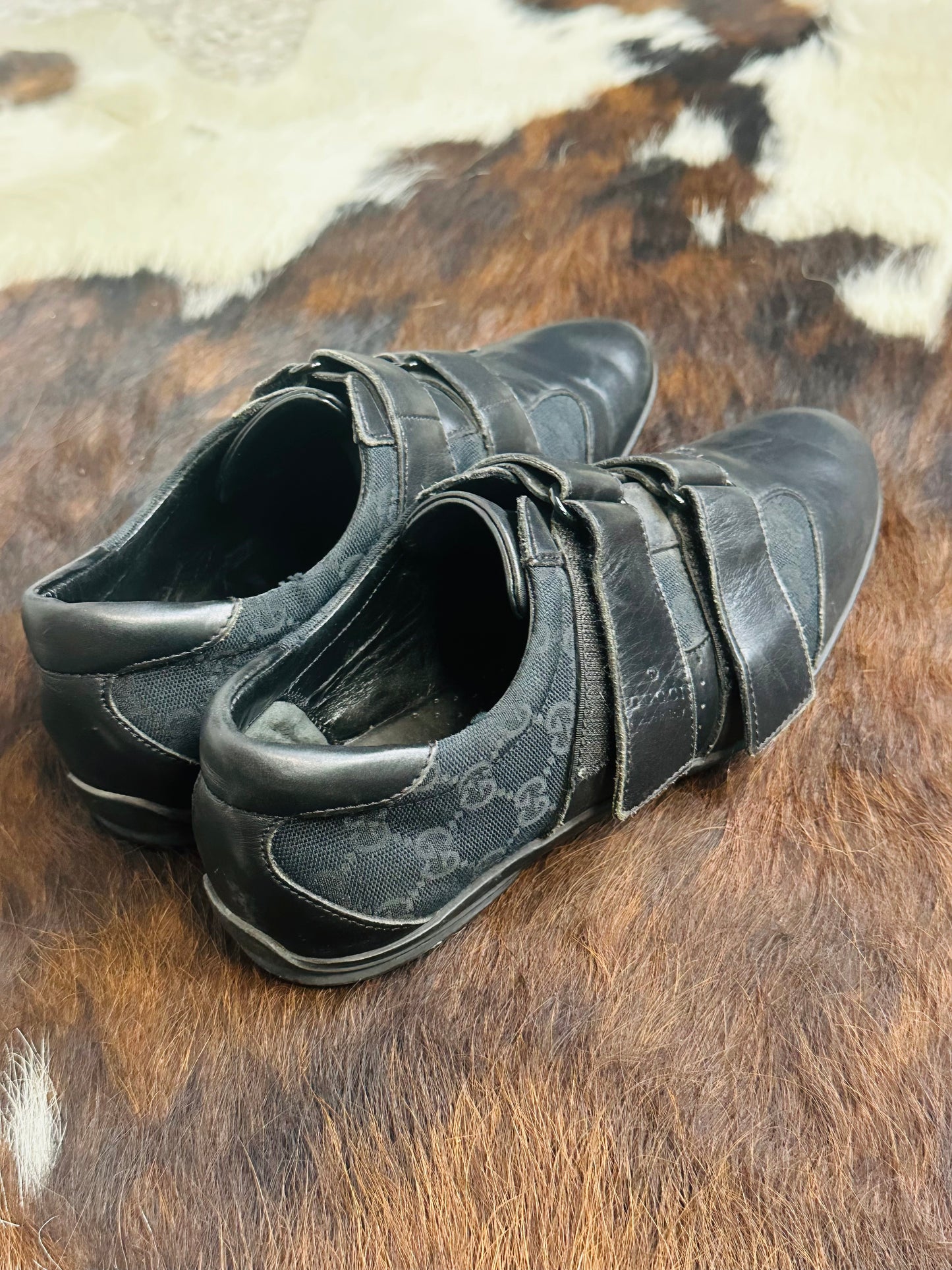 GUCCI - Sneakers Vintage con Doppio Strap – Pelle e Tela GG Monogram – Nero | Tg 40½