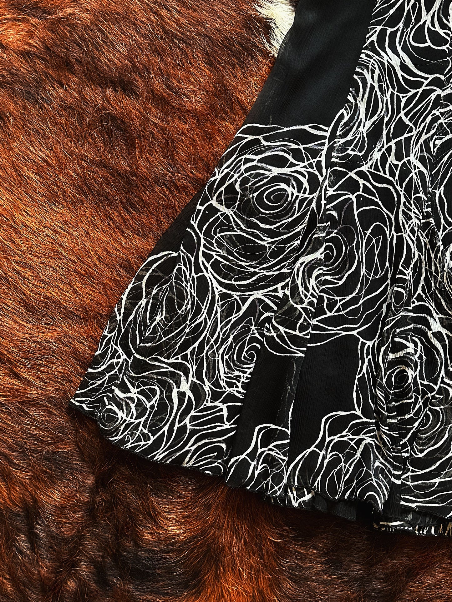 Gonna vintage svasata a rose grafiche bianco e nero | Romantic Gothic | Made in Italy